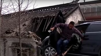 Perdió el control del auto y terminó en el techo de una casa Perdió el control del auto y terminó en el techo de una casa