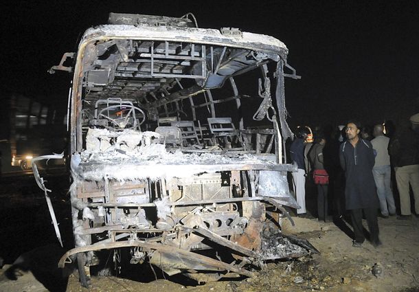Trágico accidente en Pakistan: 57 personas mueren calcinadas