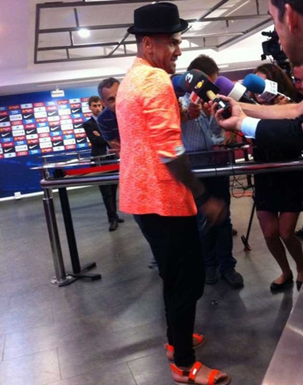 Sandalias y ropa extravagante: mirá el osado look de una de las figuras del Barcelona