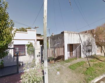 Habló la novia del chico que convivió con los cuerpos de sus padres: Yo sentía olor