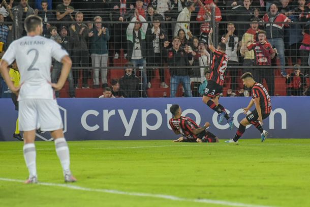 Patronato goleó 4-1 a Melgar y consiguió el primer triunfo de su historia