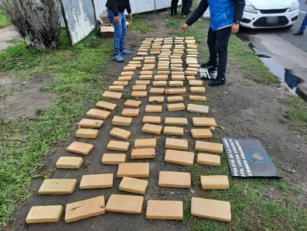 Fueron por una denuncia de violencia de genero y hallaron 44 ladrillos de marihuana