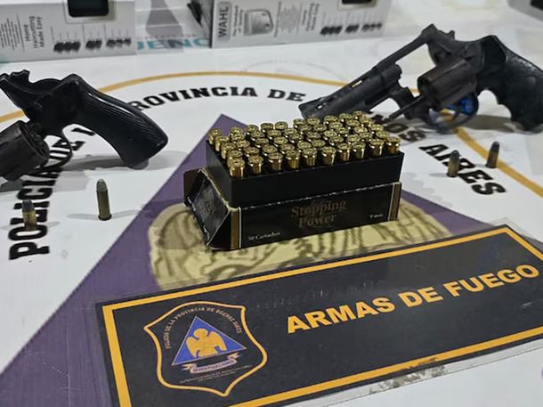 Parte de un decomiso de armas de fuego por la policía de la Provincia de Buenos Aires.