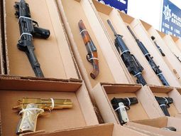 un nino lleva un arma a la escuela y descubren un arsenal en su casa un nino lleva un arma a la escuela y descubren un arsenal en su casa