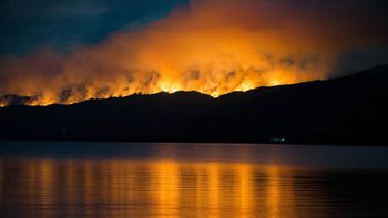avanza el incendio en el parque nacional los alerces hacia esquel y hay evacuados en la zona del rio percy avanza el incendio en el parque nacional los alerces hacia esquel y hay evacuados en la zona del rio percy