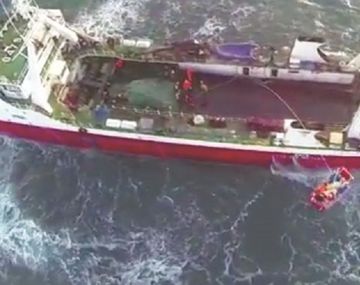 De película: así rescataron a un tripulante de un barco