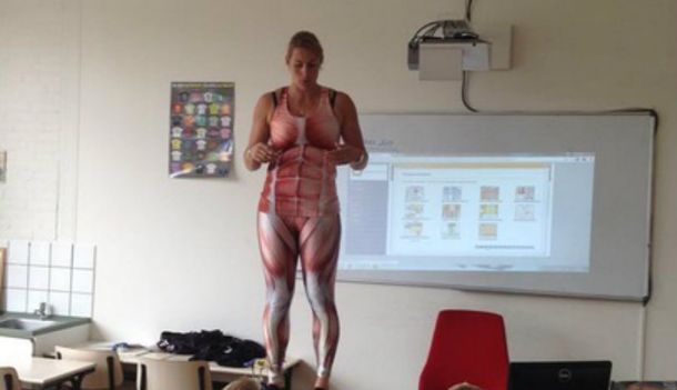 VIDEO: Una profesora se sacó toda la ropa para dar una explicación en clase