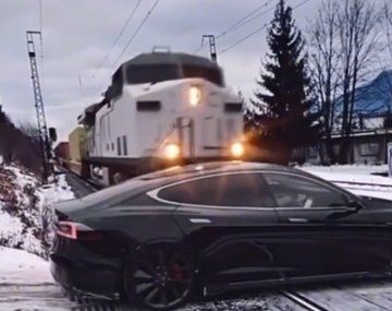 El viral del tren pasando por arriba de un auto: memes y versiones que explotan en las redes