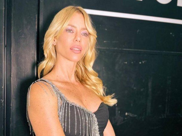 Nicole Neumann marca tendencia con su microbikini en la pileta