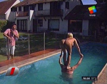 Vicky Xipolitakis redobló la apuesta y se desnudó en TV