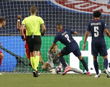 Kylian Mbappé desperdició una ocasión de gol y estallaron los memes contra Armani