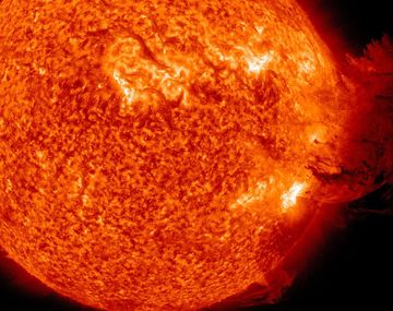 Descubren una mancha solar capaz de tragarse a la Tierra