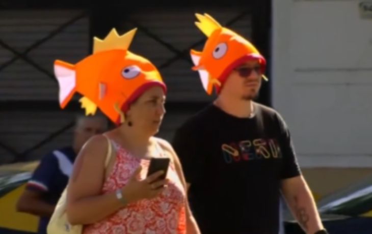 Insólito momento en Liniers: hinchas de Vélez llegaron con gorros de pescado