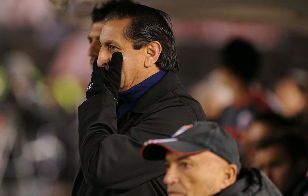 Ramón Díaz, sin autocrítica, cargó contra el árbitro