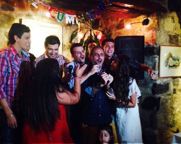 El divertido karaoke de Rial en el cumpleaños de su hija