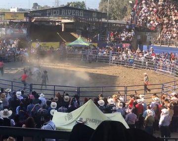 Un toro hace volar por los aires a un hombre que lo había montado
