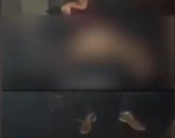 Captura del video viral en el que una pareja tiene sexo frente a unas 25 personas que hasta la filmaron