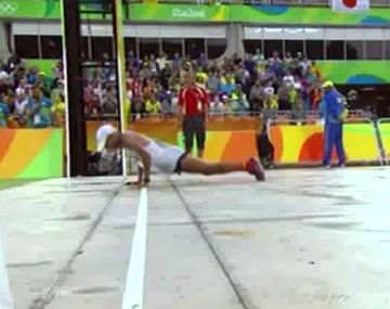 ¡Está loco! Se cayó antes de terminar la maratón y se puso a hacer flexiones