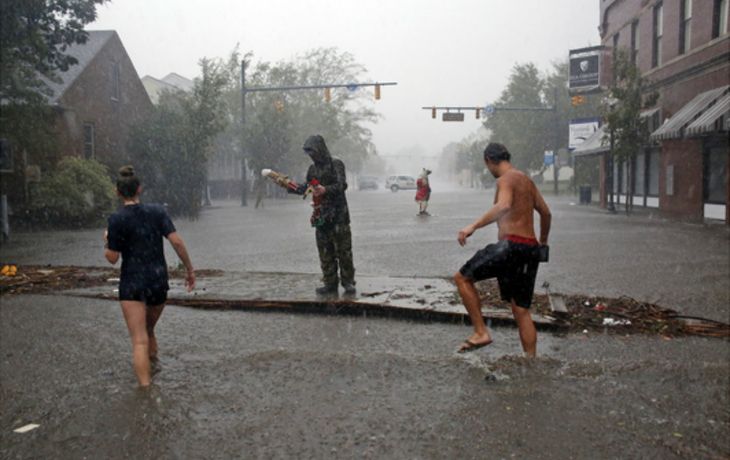 Vecinos escapan al efecto de Florence