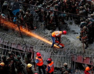 Tragedia en la India: al menos 200 atrapados por la caída de un puente