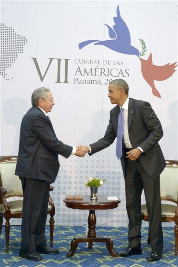 Raúl Castro y Barack Obama, juntos en una reunión histórica en la Cumbre de las Américas