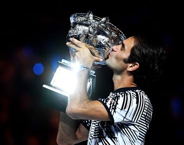 Una vez más, Federer levantando el trofeo de campeón