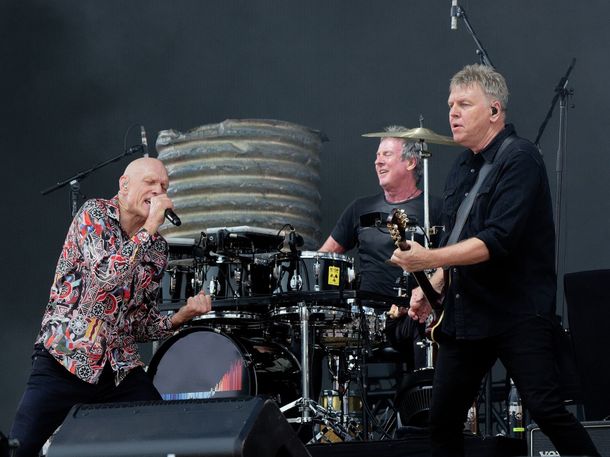 Midnight Oil nació en 1976, cuando Rob Hirst, Jim Moginie y Andrew James formaron la banda. Midnight Oil nació en 1976, cuando Rob Hirst, Jim Moginie y Andrew James formaron la banda.