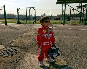 El piloto más joven del mundo: tiene dos años y deslumbra a toda Italia