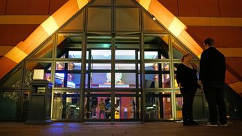 detuvieron a la mujer del hombre apresado con armas y un coran en eurodisney detuvieron a la mujer del hombre apresado con armas y un coran en eurodisney