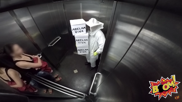 Una broma pesada que causa terror: le tira abejas en un ascensor
