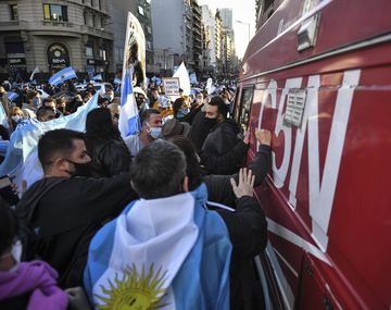 Se tienen que morir  y Vas a tener miedo hijo de p...:  insultos y amenazas a C5N