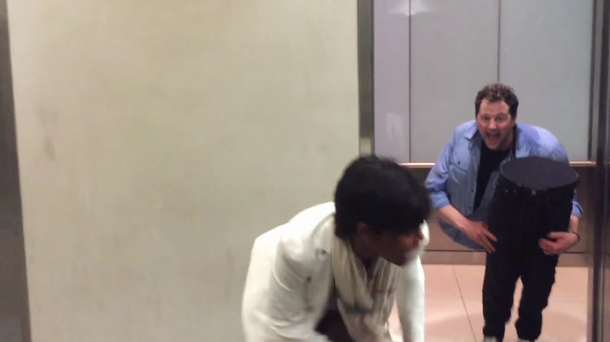 El hombre partido a la mitad que asusta en ascensores