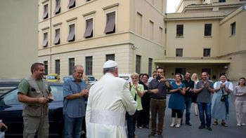 el papa visito por sopresa a obreros del vaticano el papa visito por sopresa a obreros del vaticano