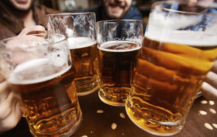 A brindar con espuma: ¿por qué se festeja hoy el Día Internacional de la Cerveza?