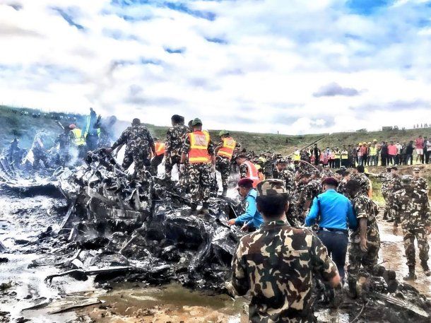 Se estrelló un avión y murieron 18 personas en Nepal.
