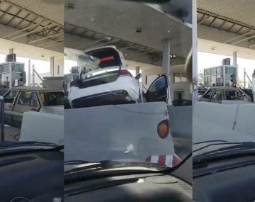 Choque múltiple en Córdoba: un auto impactó contra una cabina de peaje