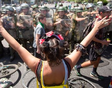 Denuncian a carabineros por abusos sexuales en las protestas contra Piñera