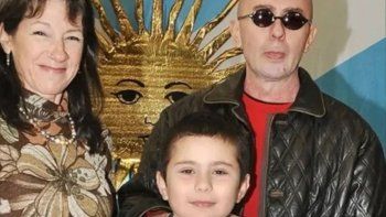 Indio Solari, junto a su esposa y su hijo Bruno, en un acto escolar. Indio Solari, junto a su esposa y su hijo Bruno, en un acto escolar.