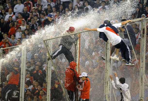 Imputan a 16 hinchas de River por los incidentes en la cancha de Vélez