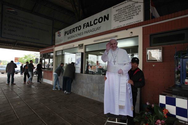 Miles de argentinos comenzaron a llegar a Asunción para ver el Papa