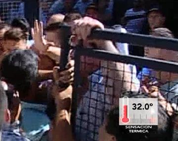 Empujones en la entrada al congreso del PJ en Obras Sanitarias