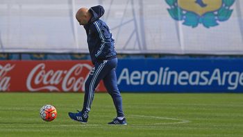 El DT fue a ver la práctica de River bajo la lluvia. El DT fue a ver la práctica de River bajo la lluvia.
