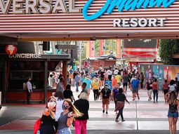 A pesar de la pandemia de coronavirus, 1.200 personas ingresaron al Universal City Walk en su primer d&iacute;a de reapertura