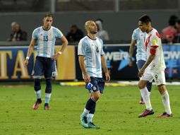 Mascherano dio un mal pase que terminó en penal a favor de Perú. Mascherano dio un mal pase que terminó en penal a favor de Perú.