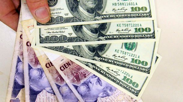 El dólar subió dos centavos, cerró a 14,38 pesos y el blue sigue por debajo