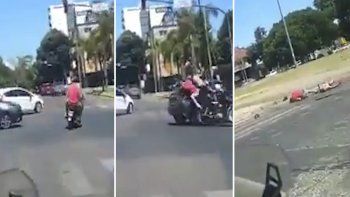 huyeron de un control policial, chocaron y terminaron volando por el aire huyeron de un control policial, chocaron y terminaron volando por el aire
