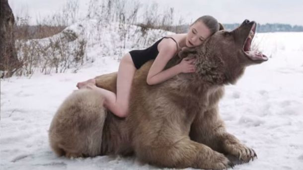 Dos modelos no tuvieron miedo y posaron con un oso salvaje para una campaña