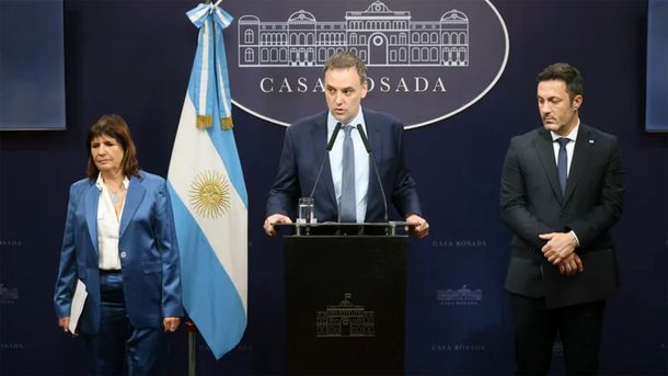 Manuel Adorni junto a los ministros Patricia Bullrich y Luis Petri. Manuel Adorni junto a los ministros Patricia Bullrich y Luis Petri.