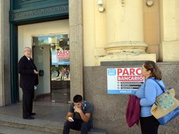 Bancarios atienden este martes sólo hasta las 12