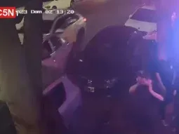 Palermo: chocó a 3 autos en la puerta de un boliche y se fugó